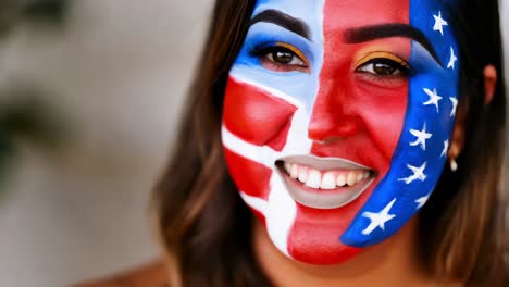 mujer con la bandera americana pintada en la cara