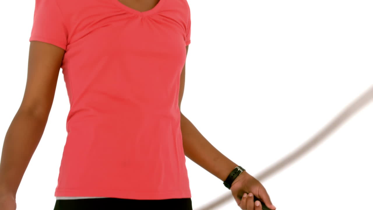 mujer alegre trabajando con una cuerda