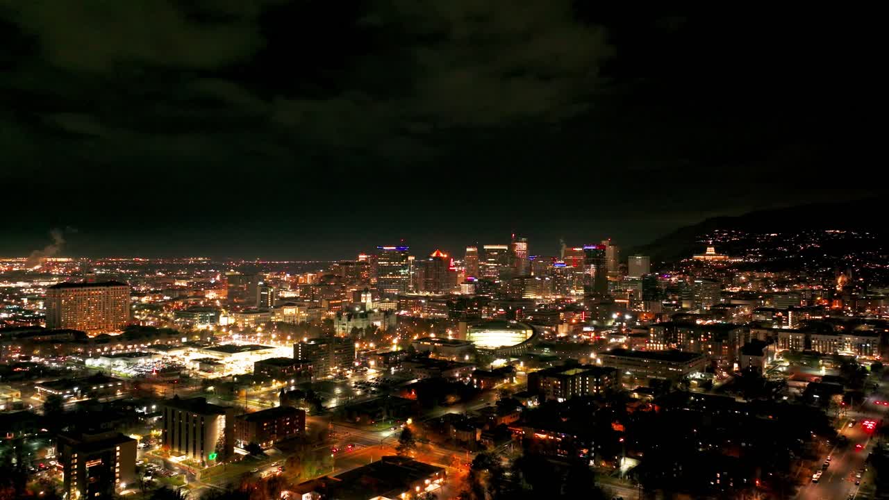 vista panorámica de drones de gran ángulo a la izquierda del centro de salt lake city por la noche