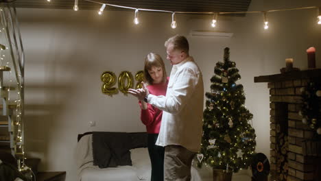 celebración de la víspera de año nuevo en la sala de estar.