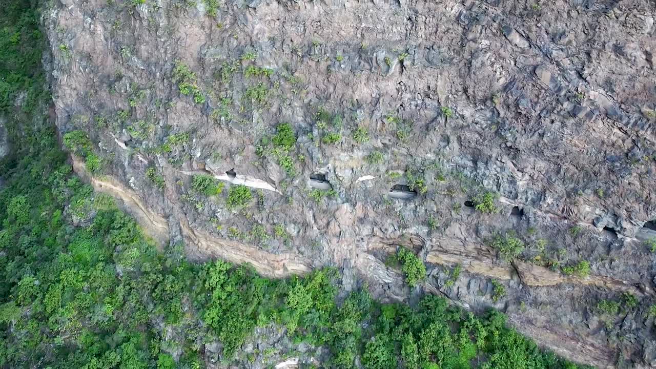 vista aérea de drones de las ventanas de güimar - un sistema de canales de riego de agua en tenerife, islas canarias, españa