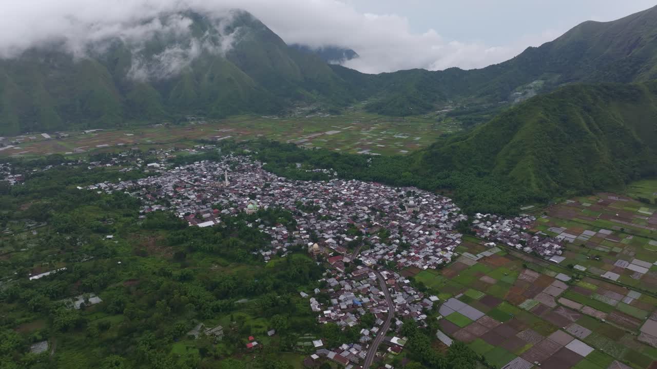 Campos, vila e picos sob luz nublada, Sembalun, Lombok, Indonésia