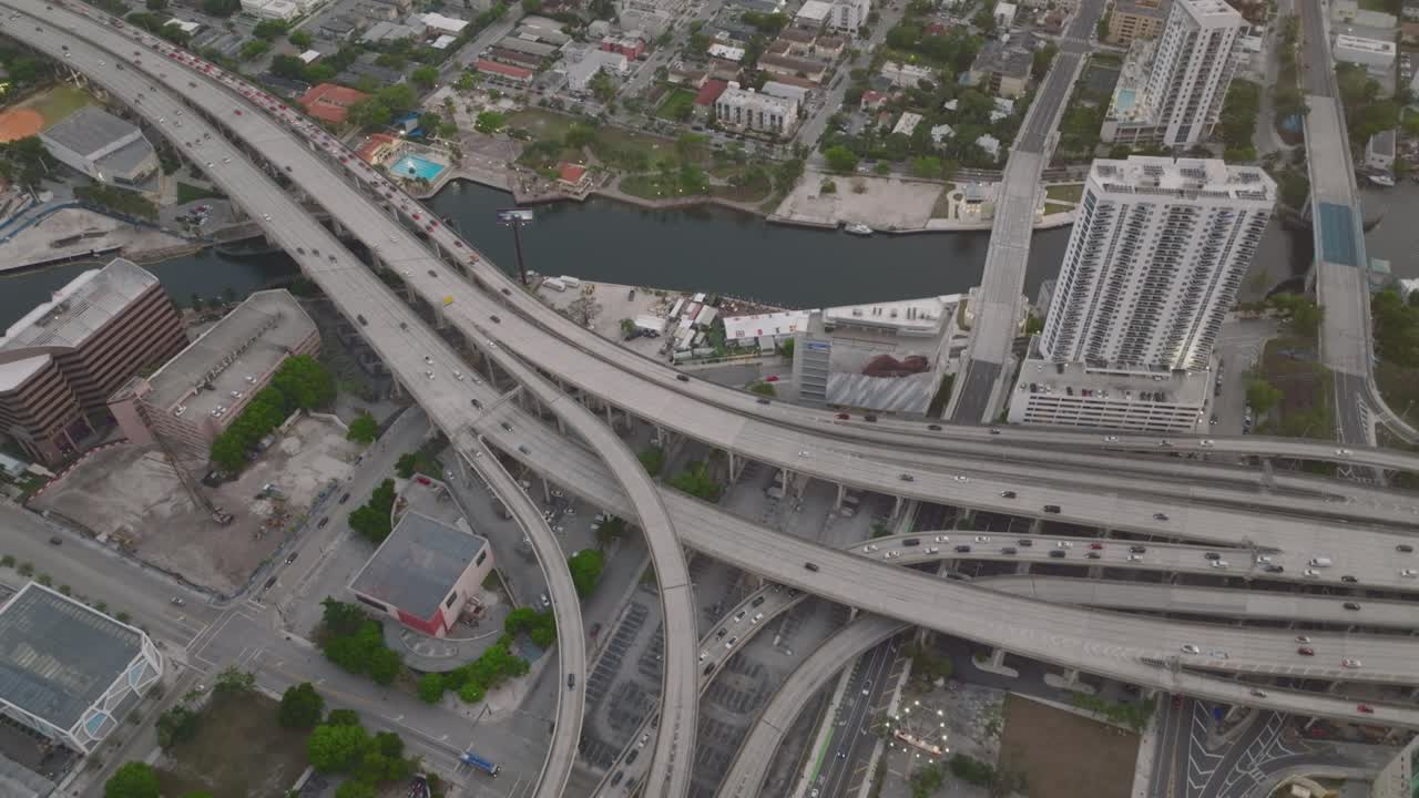 바쁜 고속도로와 함께 파노라마 뷰