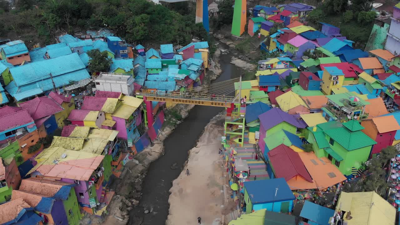 clip de video aéreo de kampung warna warni jodipan, o el pueblo colorido