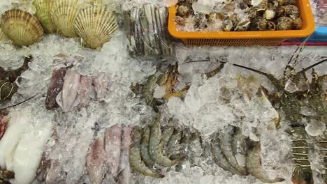 exhibición de mariscos frescos en hielo
