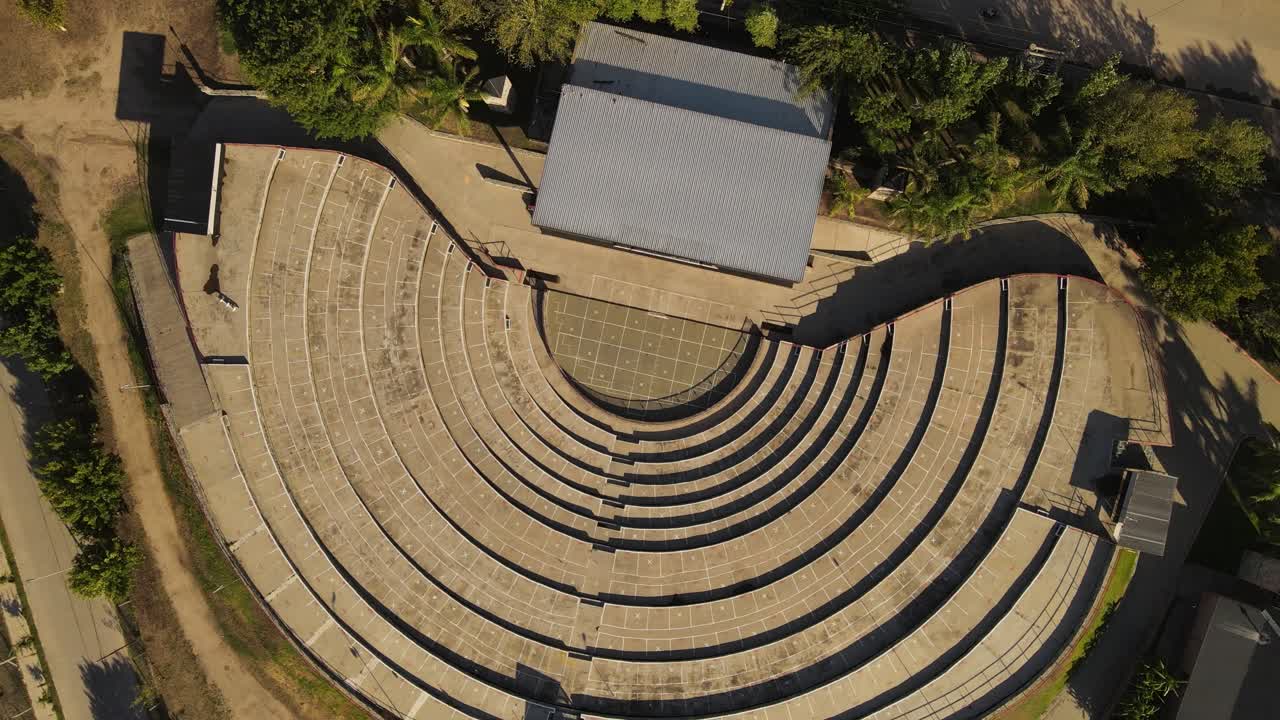 vista superior aérea del antiguo anfiteatro histórico vacío durante la luz del sol en argentina - toma circular