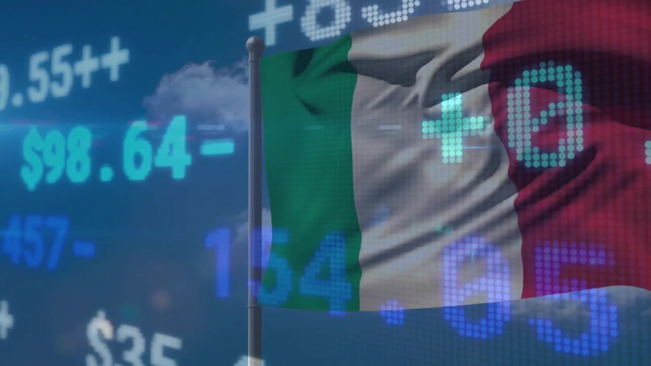Brisa suave ondulando bandeira italiana em mastro de metal enquanto ticker financeiro sobrepõe dados em mudança
