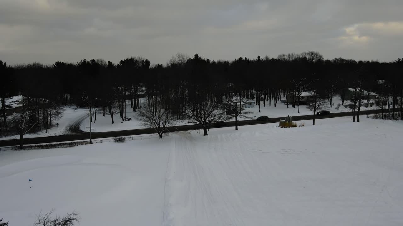 현지 거리에서 겨울 동안 혼잡한 교통