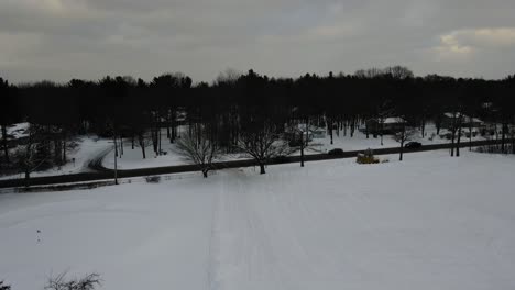 Viel-Verkehr-Im-Winter-Auf-Einer-Lokalen-Straße