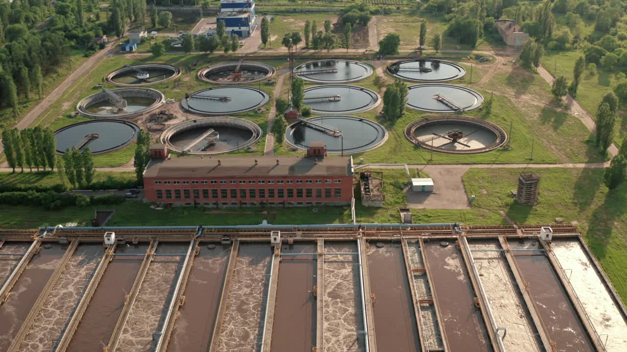 폐수 처리 시설, 더러운 물 또는 폐수 필터링을 위한 둥근 수영장, 공중 사진