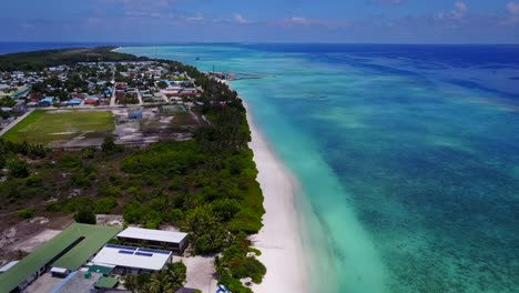drone aéreo escénico sobrevuela tiro sobre la isla tropical de maldivas