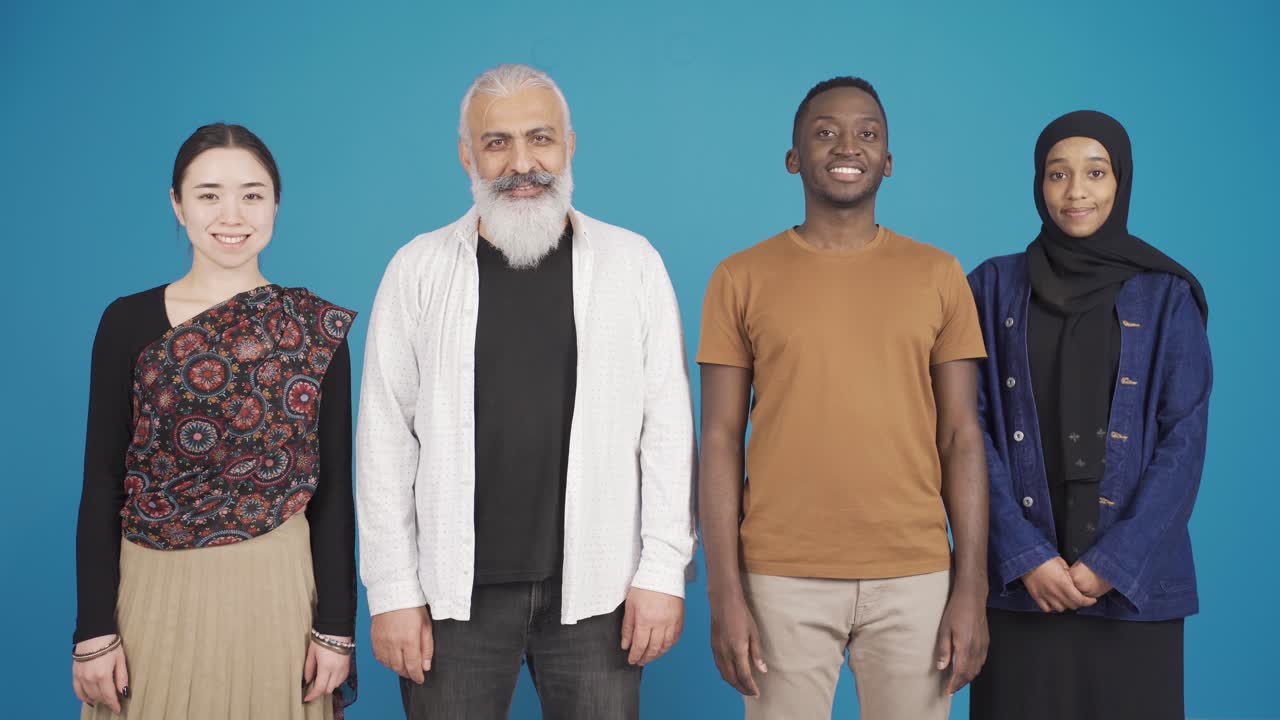 네 명의 귀여운 다민족 친구들이 행복하고 미소 짓고 있습니다. 다른 인종과 민족 개념.