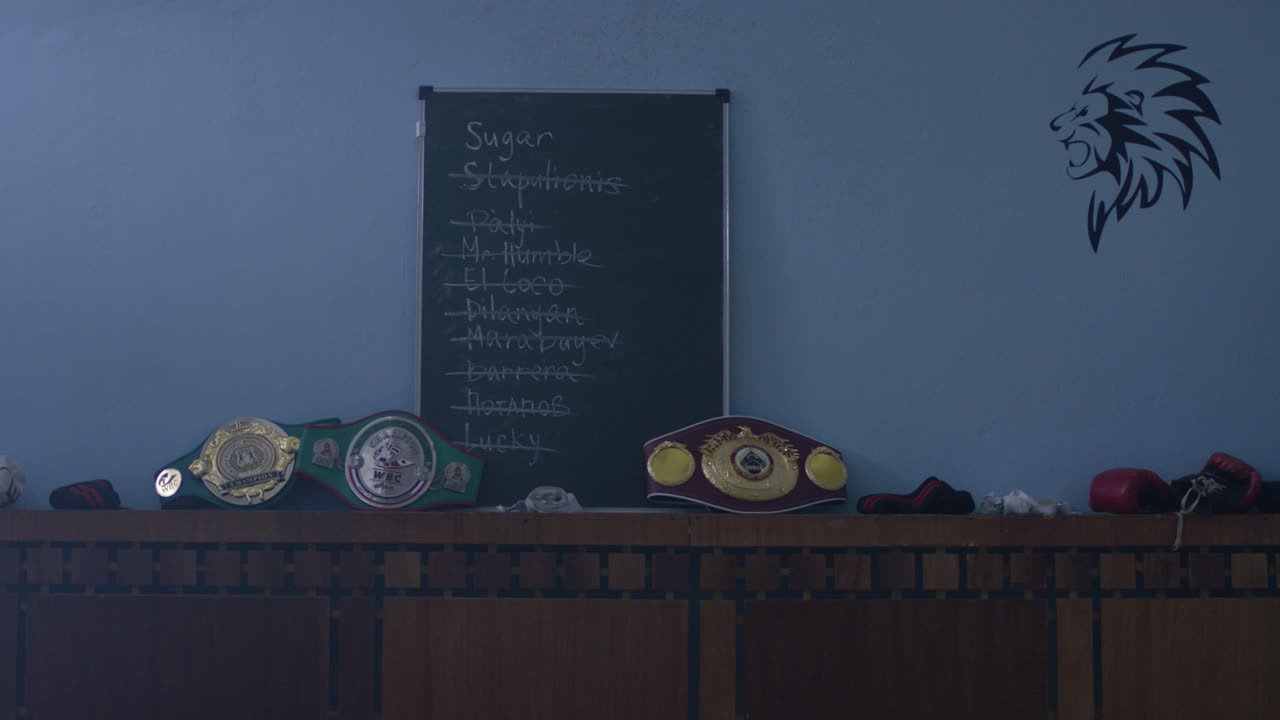 gimnasio de boxeo con trofeos y nombres