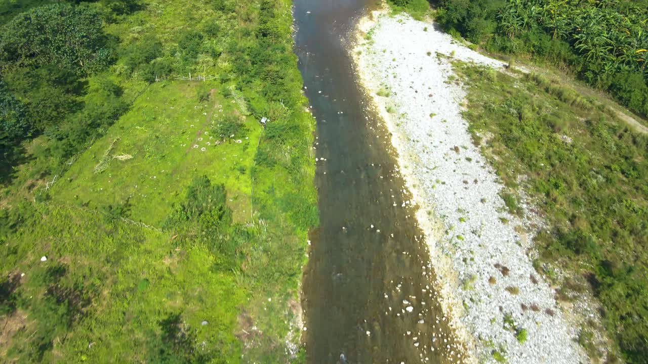 산에서 흐르는 강 02