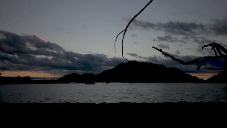 timelapse de una presa con barcos y una montaña