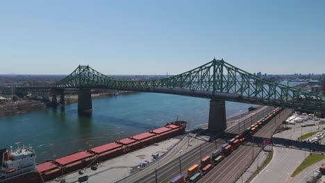aerial del puente jacques cartier cruzando el río san lorenzo desde la isla de montreal, montreal, quebec durante un día soleado