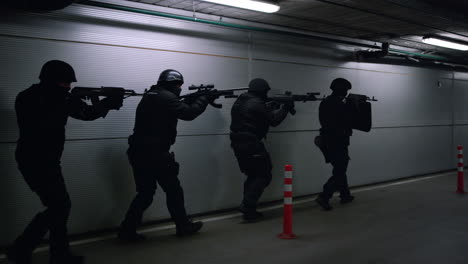 soldados asaltando el edificio. equipo de asalto especial apuntando a objetivos con armas de fuego