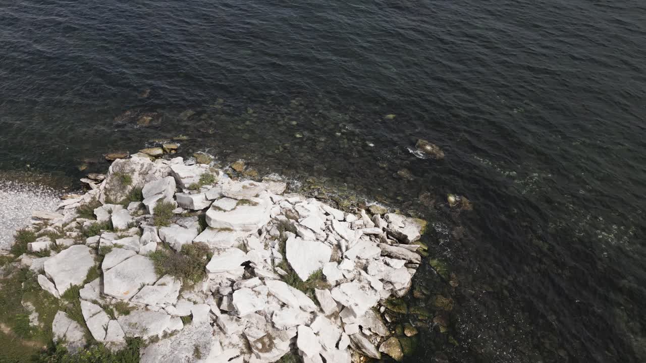 Klippekyst ved havet med mange bølger