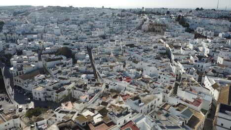 Erstaunliche-Weiße-Häuser-Im-Zentrum-Von-Vejer-De-La-Fronera-In-Spanien