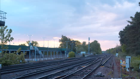 Sonnenaufgang,-Bahngleise,-Eisenbahnlinie-Verschwinden-In-Der-Ferne,-Statische-Handaufnahme