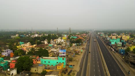 una toma aérea de drones de fábricas en la india, que muestra la contaminación de las chimeneas contra un paisaje industrial.