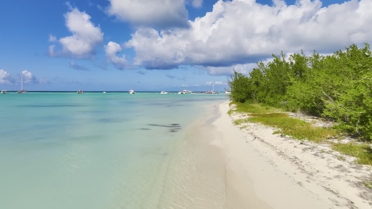 Barche di lusso sull'Isola Saona nel Parco Nazionale dell'Est, Repubblica Dominicana