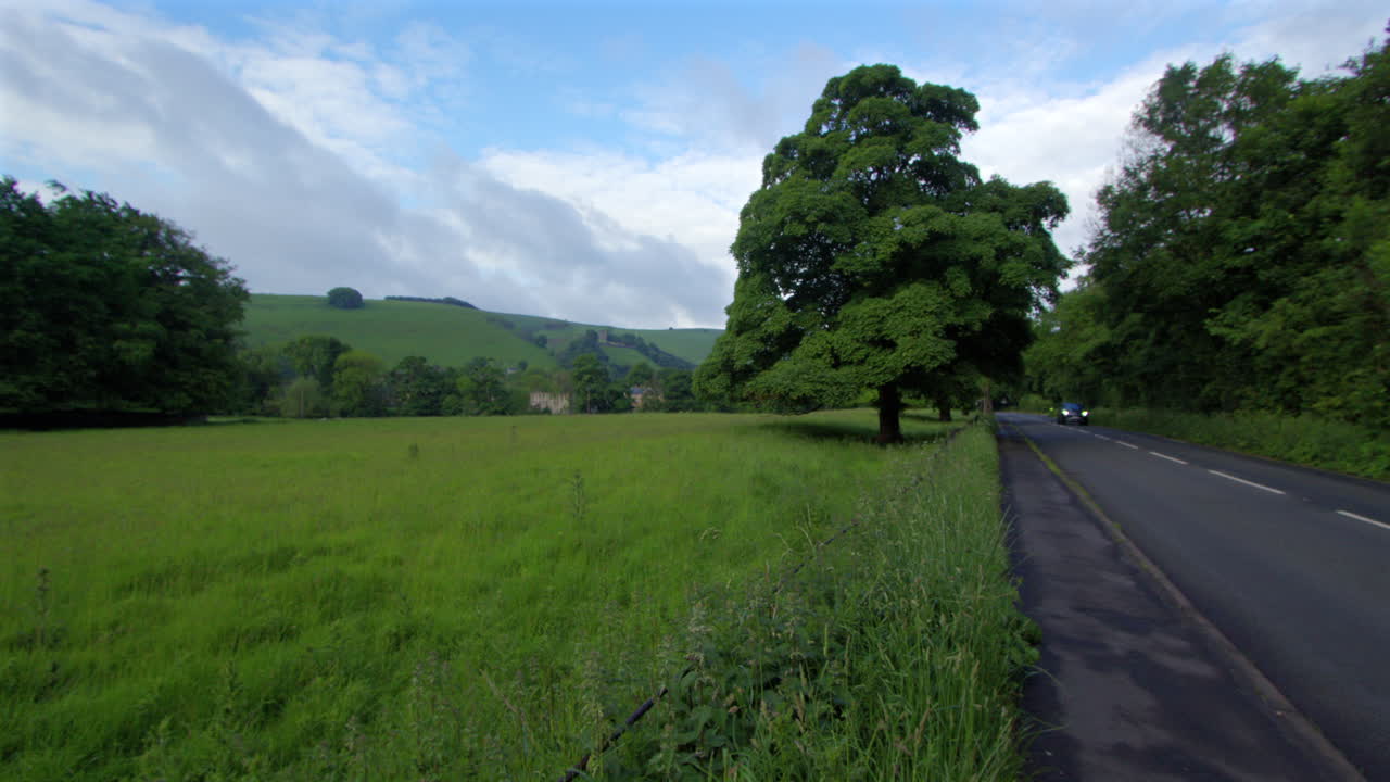 광범위한 으로 희망 계곡을 바라보며 배경에 있는 동굴 에