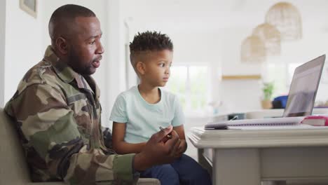 Padre-Afroamericano-Con-Hijo-Aprendiendo-Junto-Con-Una-Computadora-Portátil