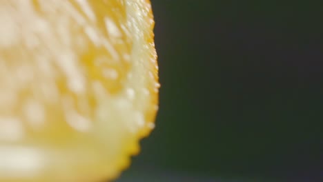 el jugo gotea por la mitad de la naranja cortada