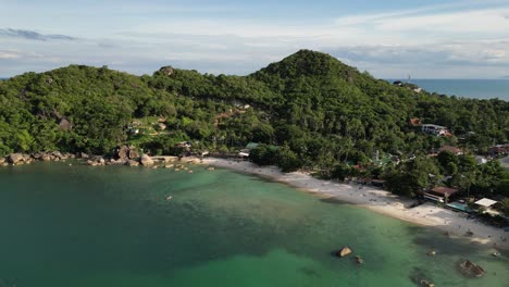 una vista impresionante de la pintoresca playa de koh samui y las aguas esmeralda