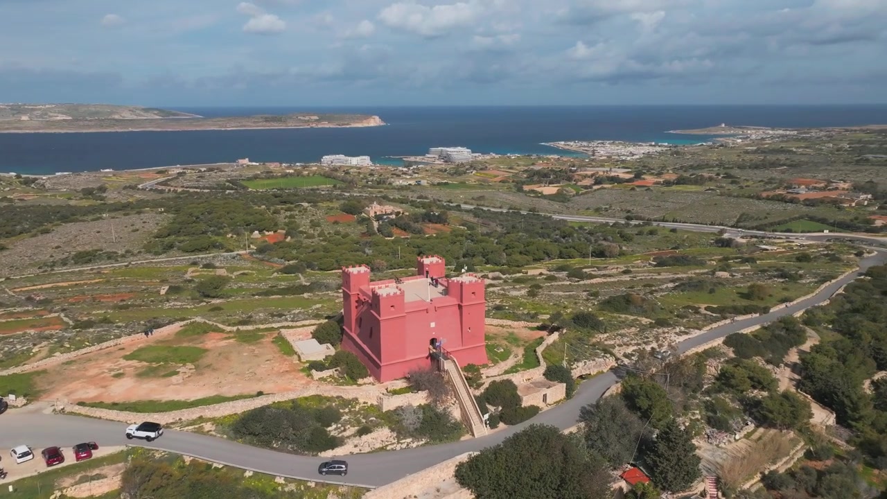 Orbita di drone della storica Torre Rossa (Torre di Sant'Agata), iconica fortificazione del XVII secolo a Mellieha, Malta