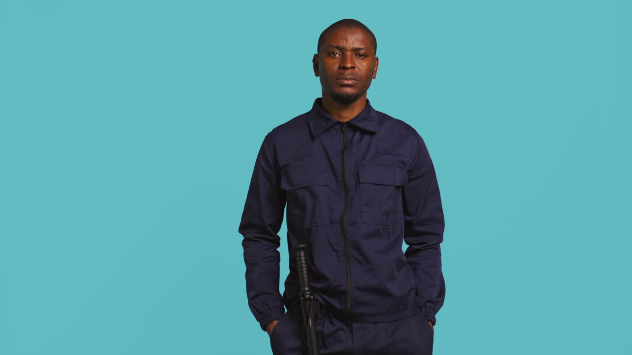 미소 짓는 경비원 들 이 사람 들 에게 인사 하고, 손 을 흔들고