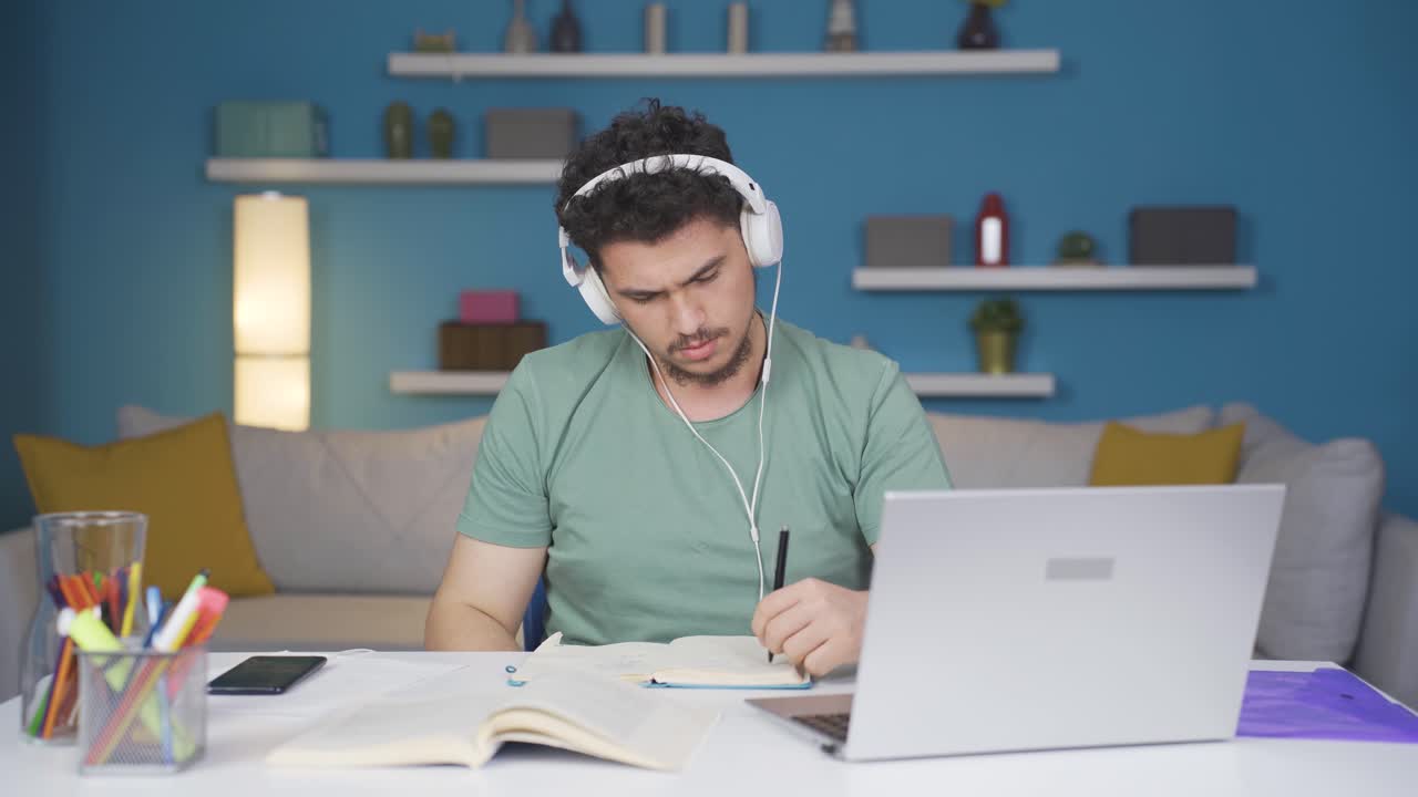 un estudiante masculino saludando a la cámara.