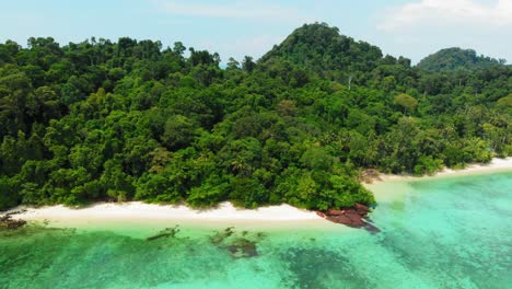 Isla-De-Koh-Kradan,-Tailandia---El-Maravilloso-Paisaje-De-árboles-Gloriosos-Y-Aguas-Transparentes-Con-Un-Cielo-Azul-Nublado-Arriba---Toma-Aérea