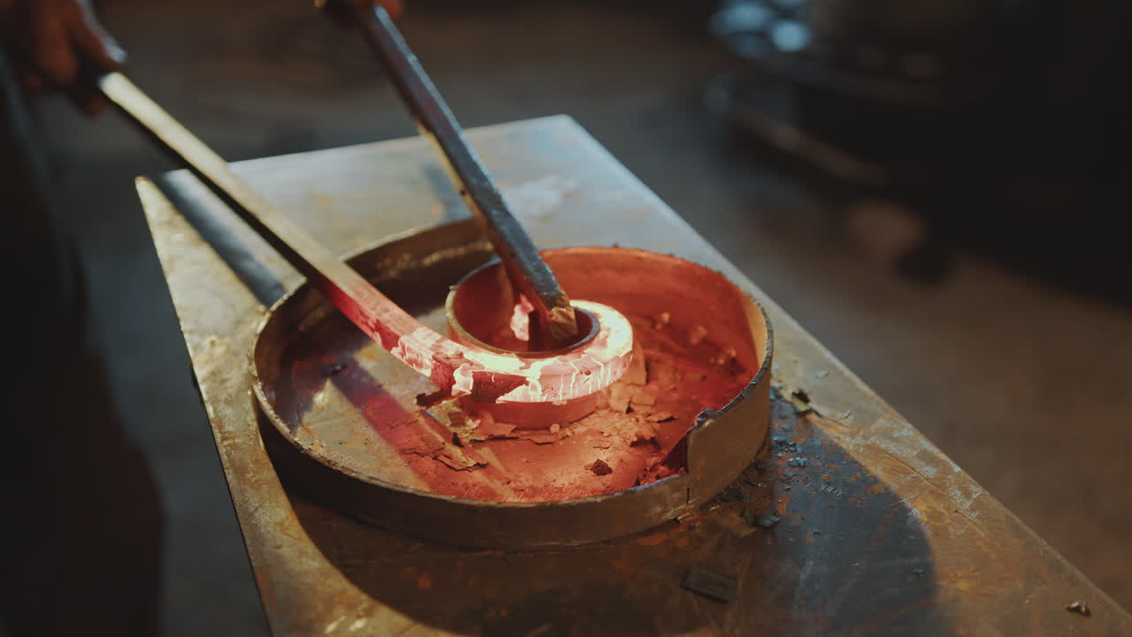 은 뜨거운 강철 막대기를 스파일 모양으로 구부리는 클로즈업