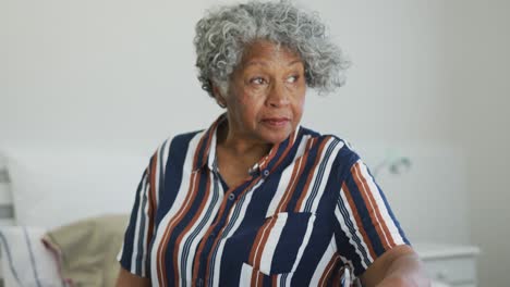 Ernsthafte-Afroamerikanische-Seniorin-Blickt-In-Die-Ferne