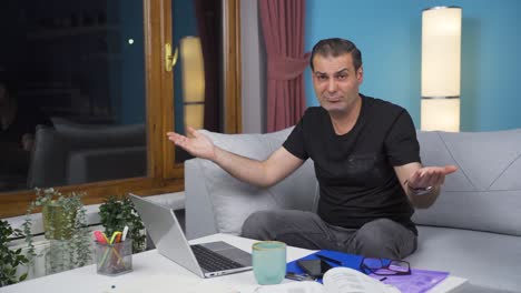trabajador de oficina en casa haciendo un gesto negativo a la cámara.