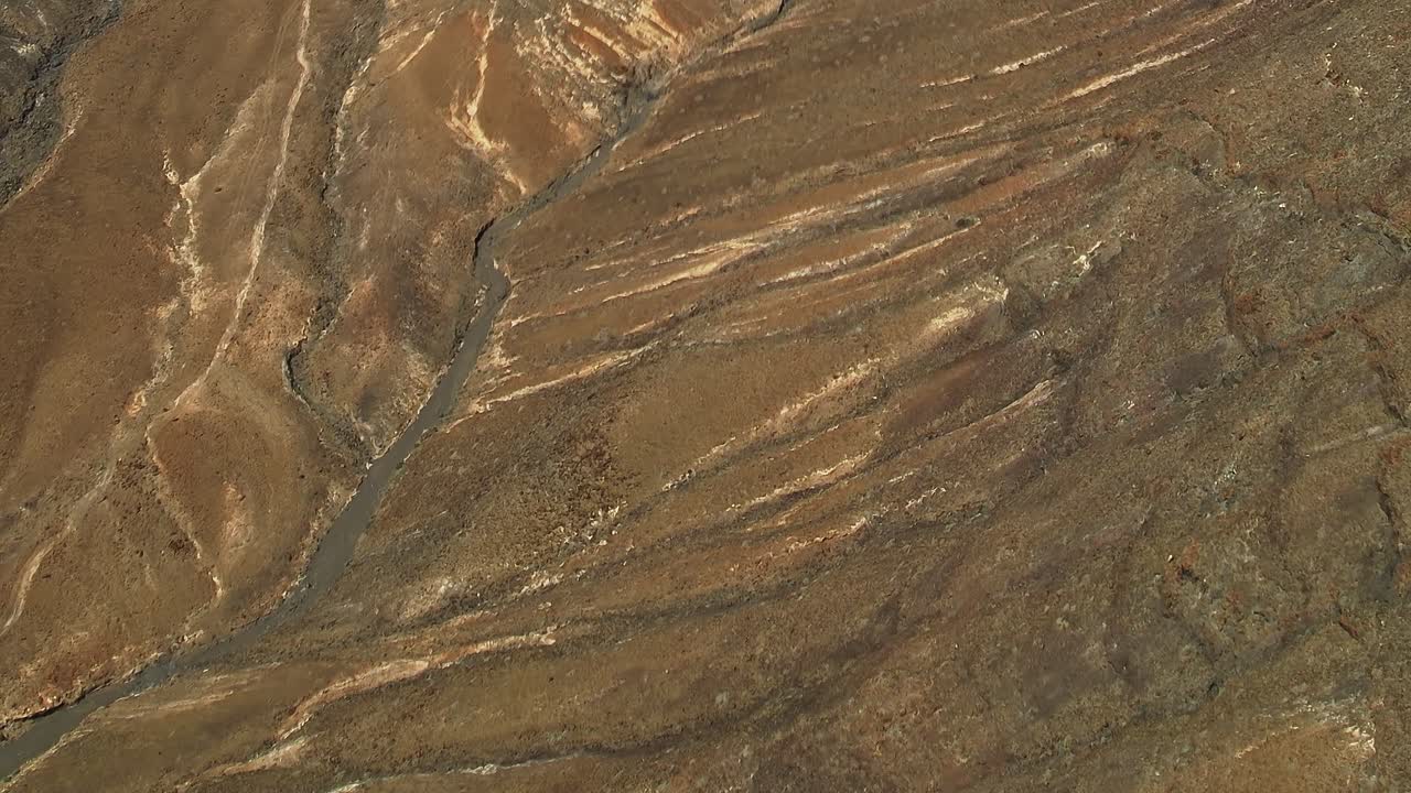Minimalistisch woestijnlandschap met vulkanische heuvels.
