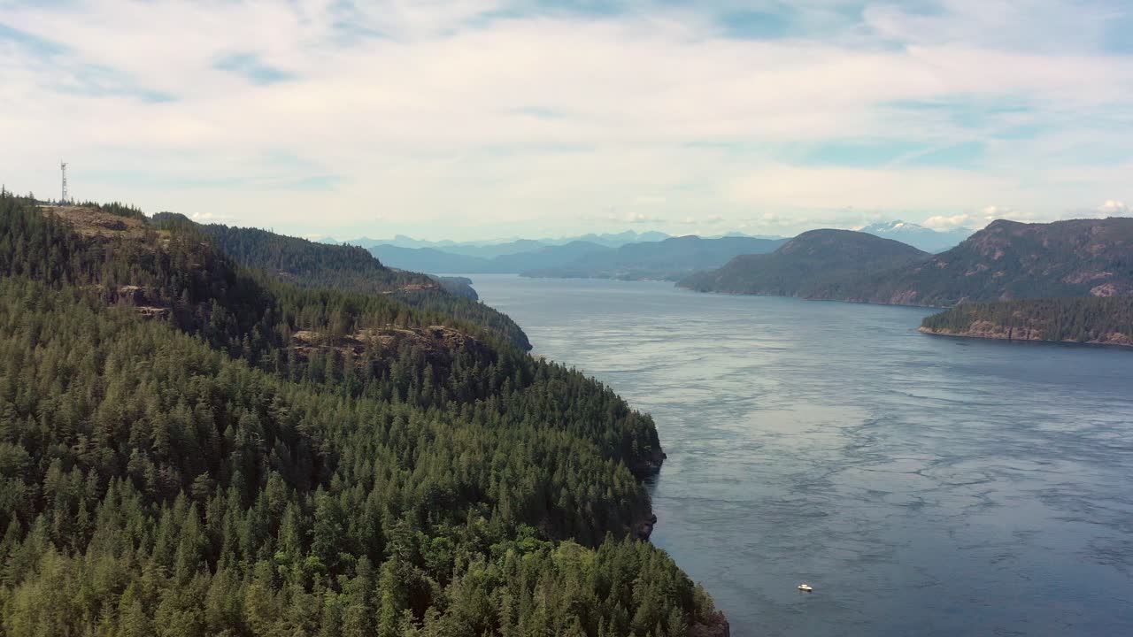 Oceano illuminato dal sole a Campbell River: Viaggio in drone sfiorando le cime degli alberi sull'isola di Vancouver
