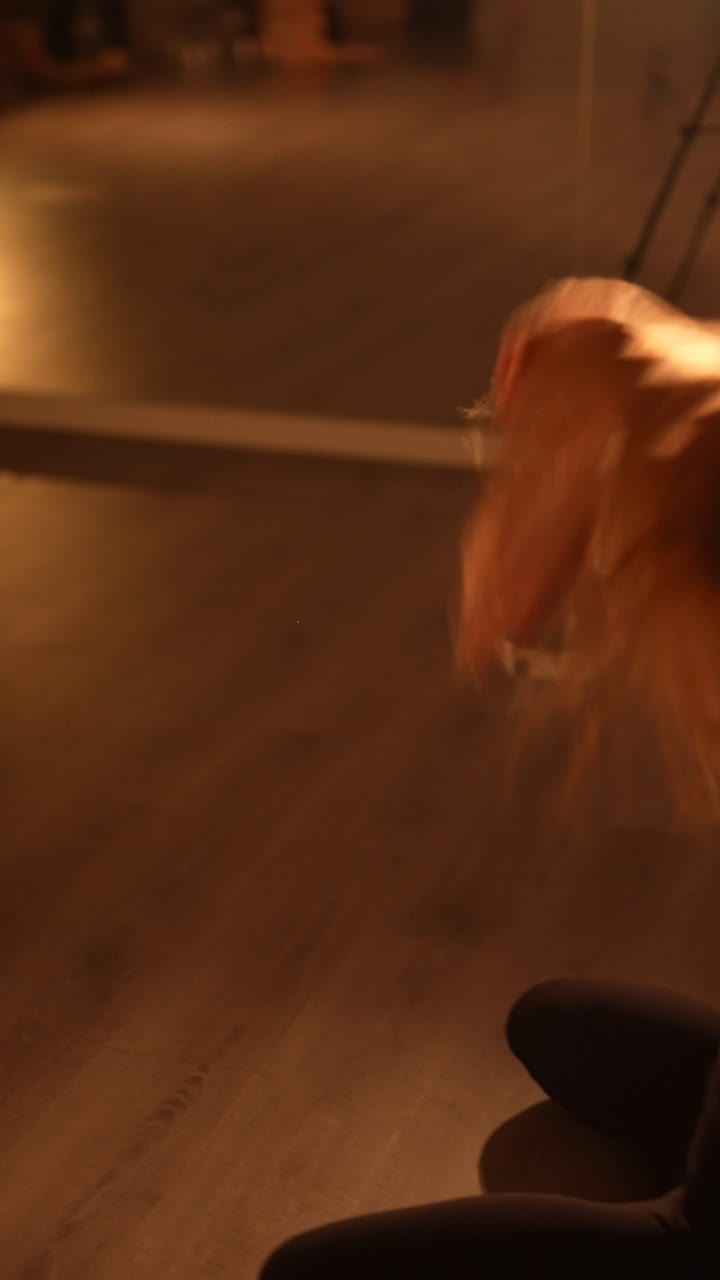 un espectáculo de baile de poste cautivador