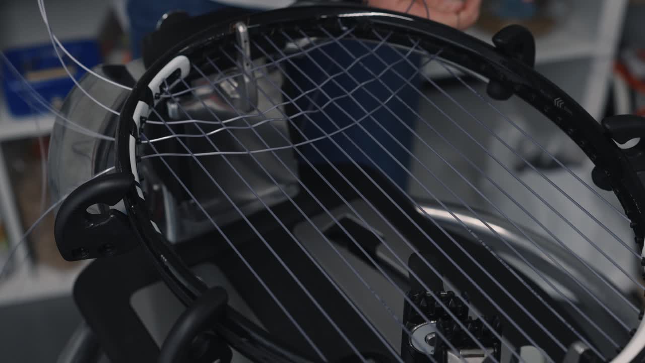 테니스 라켓 에 손 으로 짜는