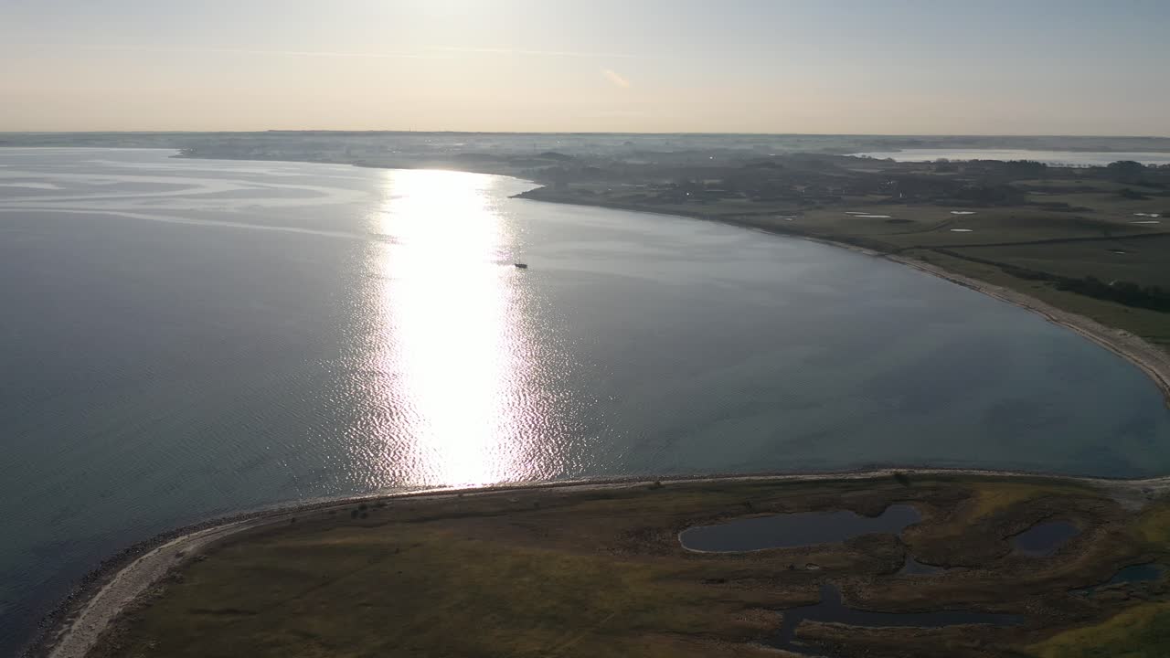 덴마크 해안에 항해하는 항해 보트