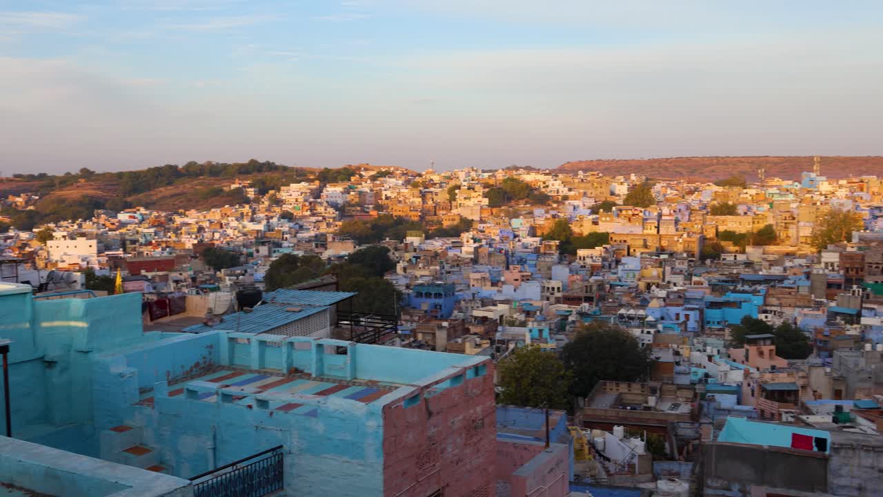ciudad azul vista de construcción abarrotada desde la cima de la montaña por la mañana el video es tomado jodhpur rajasthan india