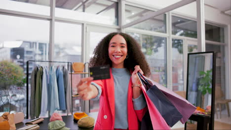mujer con tarjeta de crédito, bolsa de compras