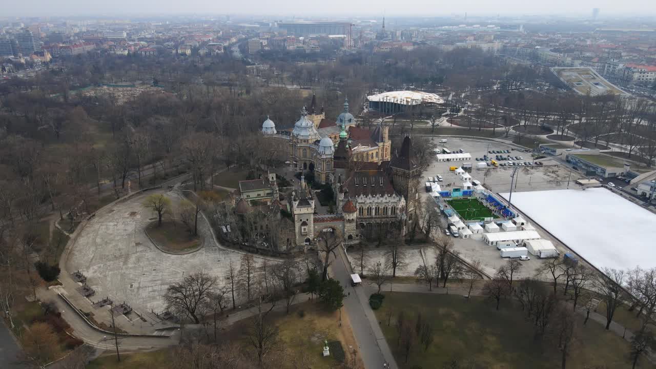 un dron circular de 4k disparó sobre el castillo de vajdahunyad en budapest, hungría 2
