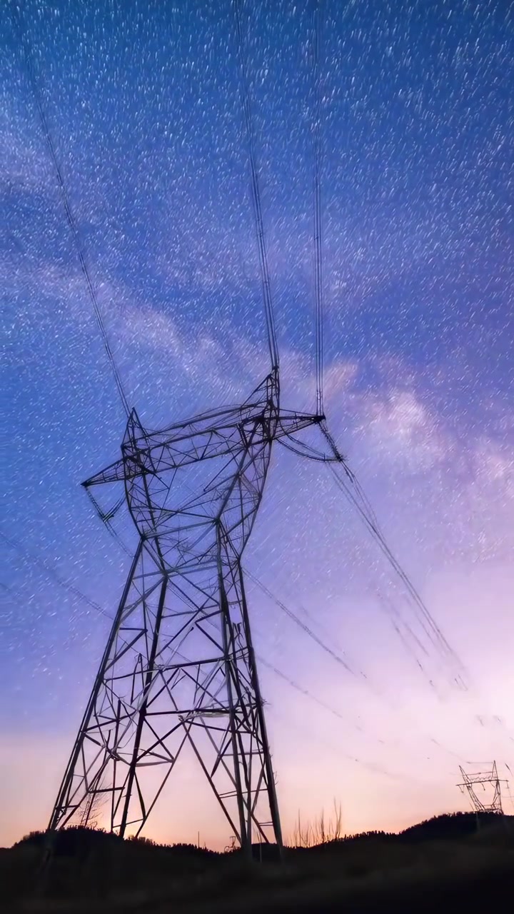 Časosběr elektrického stožáru a hvězdných drah od noci do východu slunce