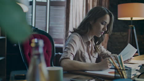 hermosa mujer de negocios que trabaja en la oficina por la noche. empleada que trabaja