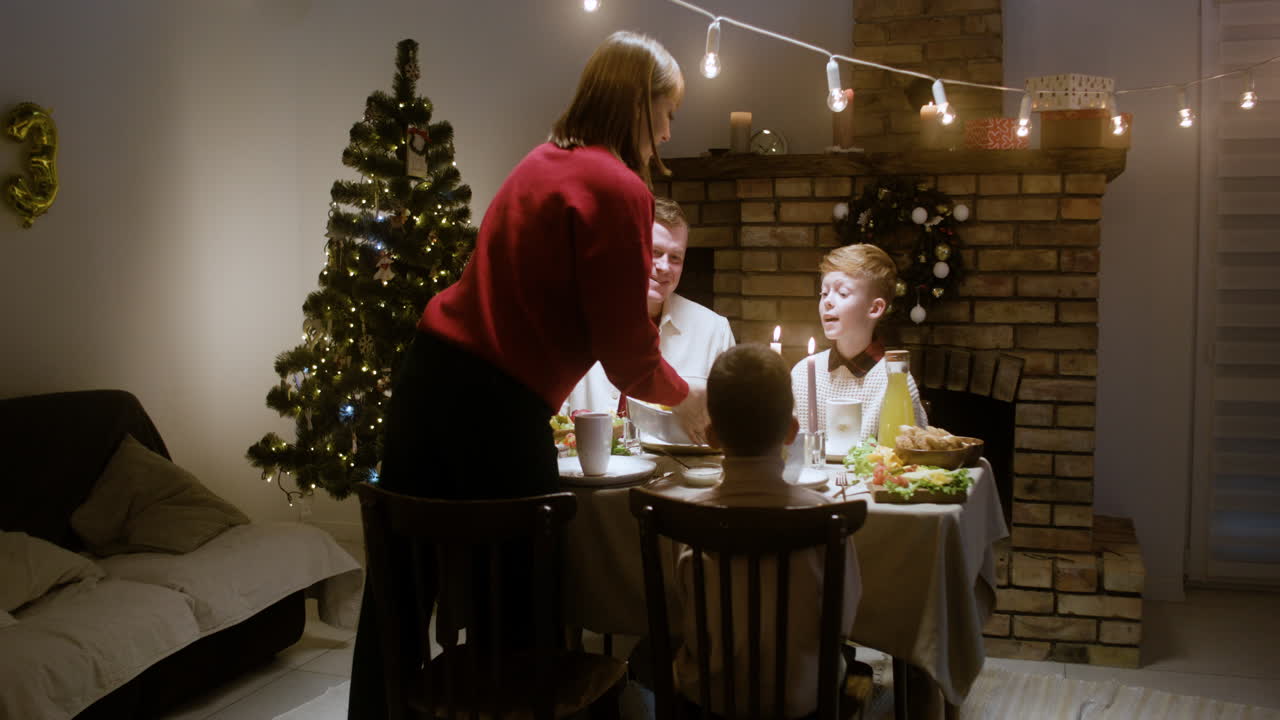 celebración de la víspera de año nuevo en la sala de estar.