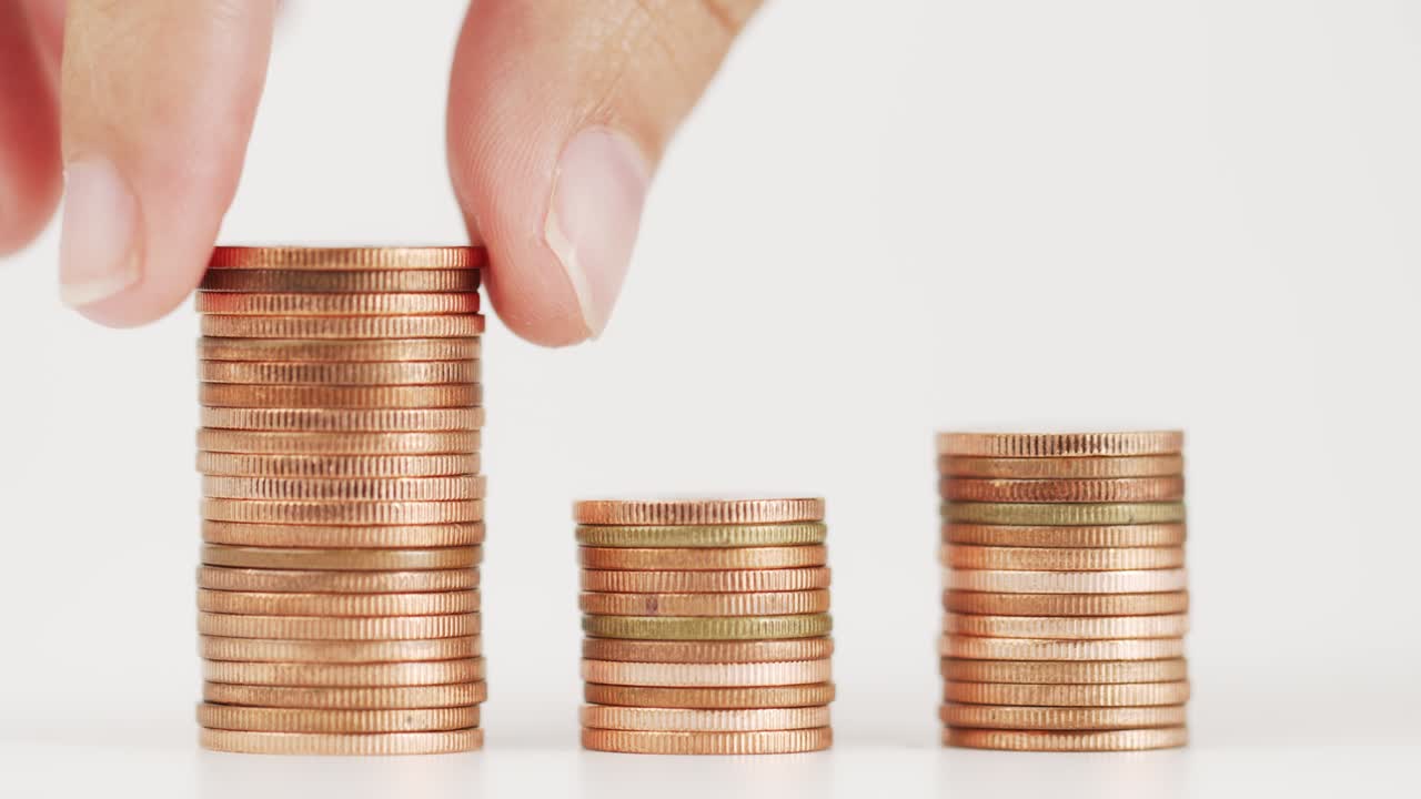 coloca las monedas en la pila con los dedos.