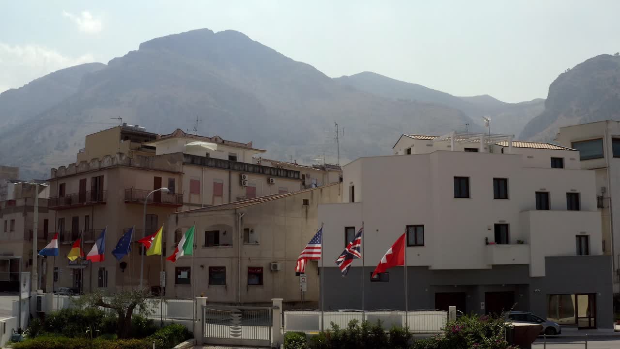 발과 산을 가진 이탈리아 마을